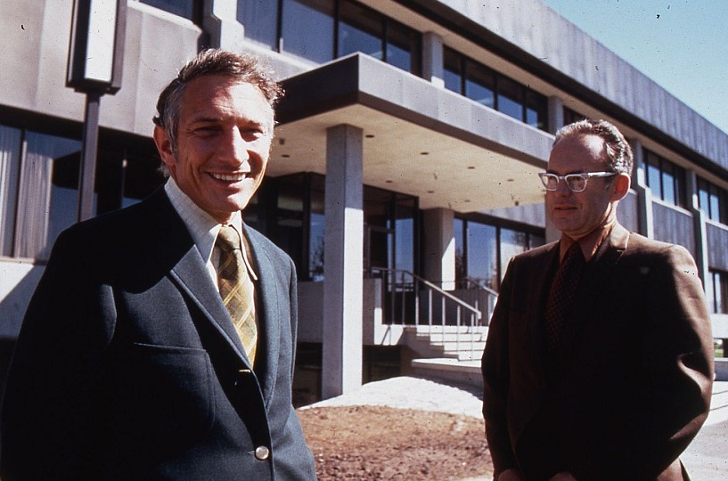  robert noyce and gordon moore